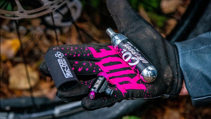 балончики MUC-OFF MTB KIT 2 шт. 25g CO2 + адаптер